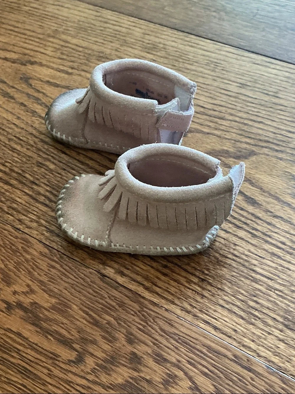 Minnetonka Infant Fringe Suede Moccasins in Light Pink Size 1